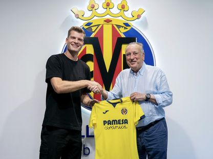 رئيس فياريال فرناندو رويغ مع المهاجم النرويجي أليكسندر سورلوث - Web/@villarreal