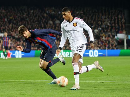 ماركوس راشفورد لاعب مانشستر يونايتد يتخطى ماركوس ألونسو لاعب برشلونة - 16 فبراير 2023 - REUTERS