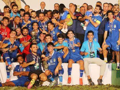 لاعبو نادي القوة الجوية يحتفلون بلقب كأس العراق بعد فوزهم على أربيل في بغداد - 5 أغسطس 2023 - Twitter/@AirForcesc1931