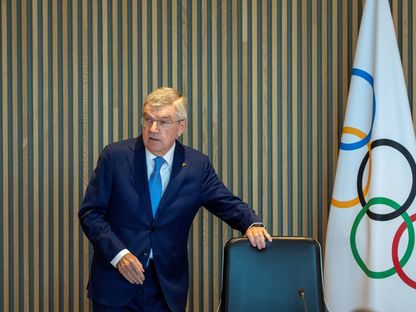 رئيس اللجنة الأولمبية الدولية توماس باخ في افتتاح اجتماع المجلس التنفيذي في لوزان - 28 مارس 2023 - REUTERS