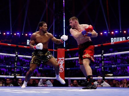 الملاكم البريطاني أنتوني جوشوا (يسار) بمواجهة كريستيان برينغا في نزال The Comeback بمدينة جدة - 26 يوليو 2026 - Reuters
