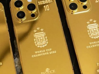 صورة لهواتف آيفون المطلية بالذهب التي قدمها ليونيل ميسي لأعضاء منتخب الأرجنتين الفائز بكأس العالم 2022 - tntsports.com.ar