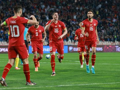 لاعبو صربيا يحتفلون بعد التسجيل في مرمى ليتوانيا في تصفيات بطولة أوروبا 2024 - 24 مارس 2023 - reuters