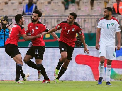 محمد صلاح يحتفل مع محمود تريزيغيه ومحمد عبد المنعم بالتسجيل أمام المغرب في كأس الأمم الإفريقية - 30 يناير 2022 - Reuters