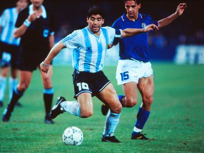روبرتو باجيو في صراع على الكرة مع مارادونا في كأس العالم 1990 - وكالات