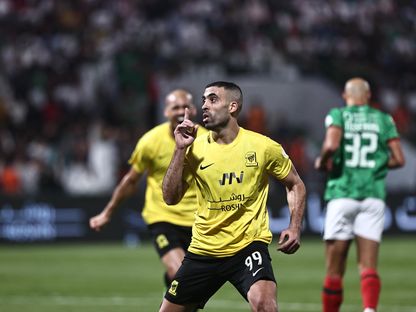 احتفال عبد الرزاق حمد الله مهاجم نادي الاتحاد بتسجيل هدف في مرمى الاتفاق بالدوري السعودي - 24 نوفمبر 2023 - X/@aawsat_spt