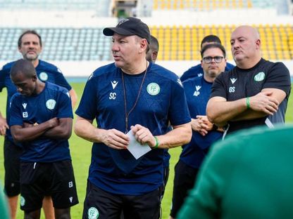 ستيفانو كوزين مدرب جزر القمر خلال المران استعداداً لكأس أمم إفريقيا - 12 نوفمبر 2025 - X/@fedcomfootball