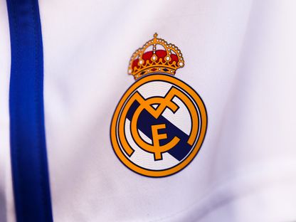 شعار ريال مدريد في متجر لهدايا تذكارية بمدريد - 27 يونيو 2022 - NurPhoto via AFP