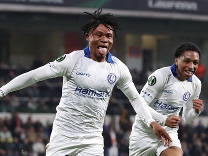 غيفت أوربان مهاجم غينت البلجيكي يحتفل بالتسجيل أمام باشاك شهير في دوري المؤتمر الأوروبي - 15 مارس 2023 - TWITTER/@europacnfleague