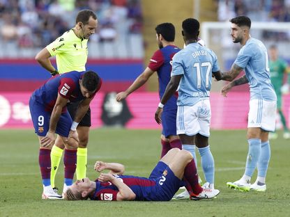 لحظة إصابة فرينكي دي يونغ لاعب برشلونة خلال مباراة سيلتا فيغو في الدوري الإسباني - 23 سبتمبر 2023 - Reuters