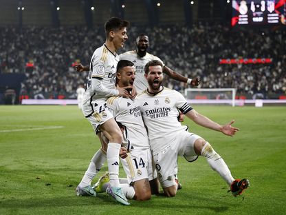 لاعبو ريال مدريد يحتفلون بعد تسجيل الهدف الرابع في مرمى أتلتيكو مدريد في نصف نهائي كأس السوبر الإسباني - 10 يناير 2024 - REUTERS