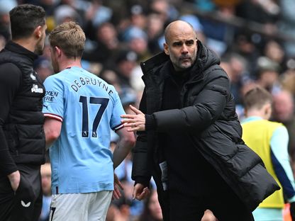 بيب غوارديولا مدرب مانشستر سيتي يحيي كيفن دي بروين أثناء خروجه من الملعب خلال مواجهة نيوكاسل - 4 مارس 2023 - AFP
