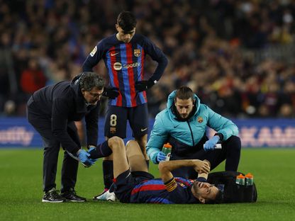 سيرجيو بوسكيتس قائد برشلونة متأثراً بالإصابة أمام إشبيلية - 05 فبراير 2023 - Reuters