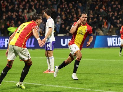 احتفال لاعبي جو إهيد إيغلز الهولندي بعد تسجيل الهدف الثاني في شباك أستون فيلا - 23 أكتوبر 2025 - REUTERS