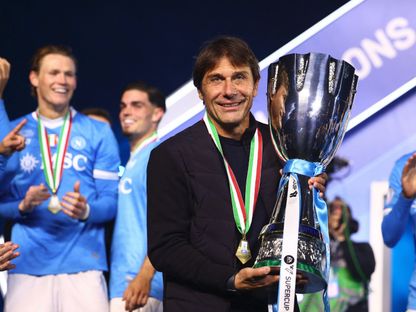 أنطونيو كونتي مدرب نابولي يحمل كأس السوبر الإيطالي - 22 ديسمبر 2025 - Reuters