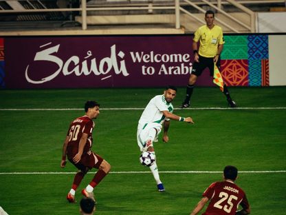 رياض محرز لاعب الأهلي السعودي خلال مواجهة الوحدة الإماراتي في دوري أبطال آسيا للنخبة - 9 فبراير 2026 - X/@ALAHLI_FC