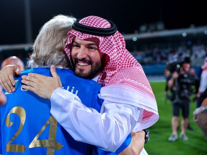 رئيس الهلال فهد بن نافل يهنّئ المدرب جورجي جيسوس بعد التتويج بلقب الدوري السعودي - 11 مايو 2024 - X/@Alhilal_FC