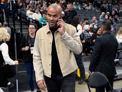 لاعب سان أنطونيو سبيرز السابق وعضو قاعة المشاهير الفرنسي توني باركر يدخل الملعب قبل مباراة قاعة المشاهير التي سيكرم فيها ضد نيو أورليانز بيليكانز - 17 ديسمبر 2023 - Reuters