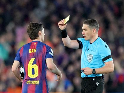 الحكم يمنح لاعب برشلونة غافي بطاقة صفراء خلال مواجهة أتلتيكو مدريد في ذهاب ربع نهائي دوري أبطال أوروبا - 8 أبريل 2026 - Reuters