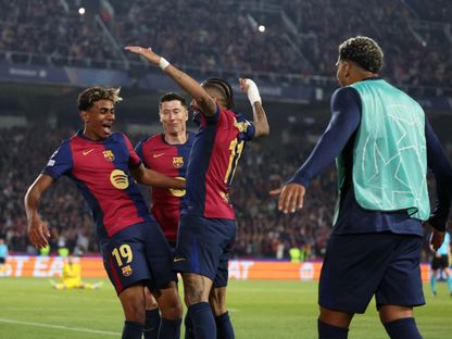 ثلاثي برشلونة رافينيا وليفاندوفسكي ويامال يحتفلون بهدف ضد دورتموند - 9 أبريل 2025 - Reuters