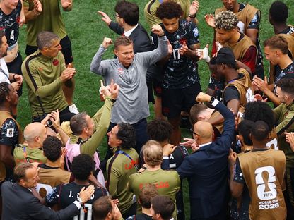 جيسي مارش مدرب كندا يحتفل مع لاعبيه بالتأهل إلى دور 16 في كأس العالم - 28 يونيو 2026 - Reuters
