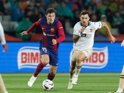 هل يسبب مدافع برشلونة خلافاً بين فليك ولابورتا؟