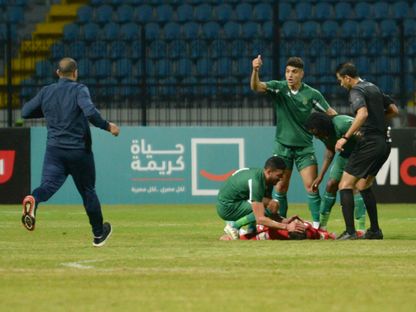 لاعبون من الاتحاد السكندري يلتفون حول أحمد رفعت لاعب مودرن فيوتشر بعد سقوطه فجأة ونقله بسيارة إسعاف إلى مستشفى في مدينة الإسكندرية - 11 مارس 2024 - AWP