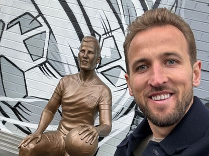 قائد إنجلترا هاري كين يلتقط صورة مع تمثاله بعد الكشف عنه - 18 نوفمبر 2024 - X@HKane