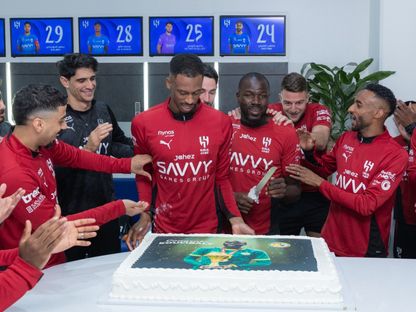 لاعبو الهلال يهنئون زميلهم كاليدو كوليبالي بعد التتويج بكأس أمم إفريقيا رفقة السنغال - 23 يناير 2026 - X/Alhilal_FC