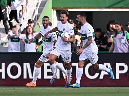 لاعبو إلتشي يحتفلون بتسجيل هدف في مرمى أتلتيكو مدريد بالدوري الإسباني - 22 أبريل 2026 - Reuters