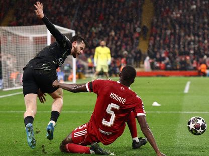 تدخل الفرنسي إبراهيما كوناتي على الجورجي كفاراتسخيليا خلال مباراة ليفربول وباريس سان جيرمان بإياب ربع نهائي دوري الأبطال - 14 أبريل 2026 - Reuters