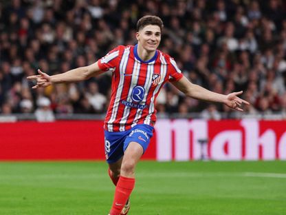 صفقة خوليان ألفاريز تتعقد وبرشلونة يميل إلى "الحل المضمون"