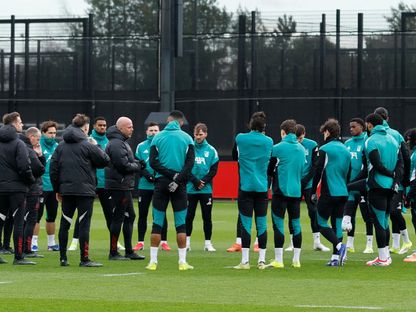 آرني سلوت مدرب ليفربول في مران مع لاعبيه قبل مواجهة مارسيليا - 20 يناير 2026 - Reuters