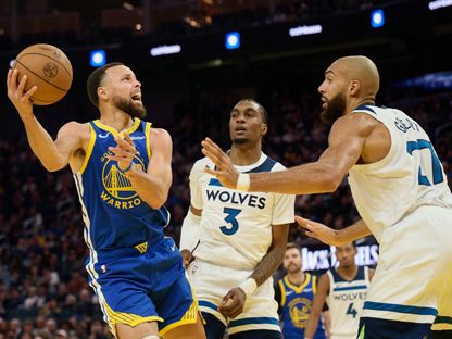 ستيفن كوري لاعب غولدن ستيت وريورز خلال مواجهة مينيسوتا تيمبرولفز - 12 ديسمبر 2025 - IMAGN IMAGES via Reuters