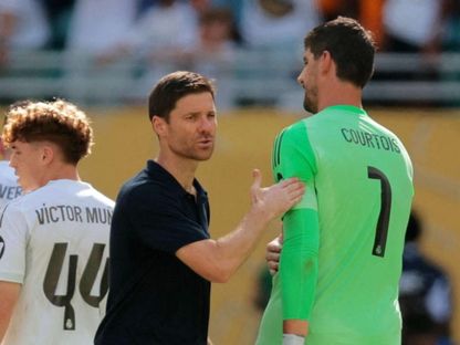تشابي ألونسو يصافح تيبو كورتوا بعد مباراة ريال مدريد والهلال في كأس العالم للأندية 2025 - Reuters