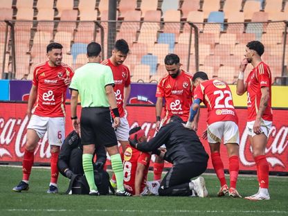 يحيى عطية الله لاعب الأهلي يتلقى العلاج بعد إصابته أمام سموحة - 7 يناير 2025 - fb/Al Ahly