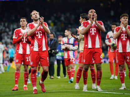 لاعبون من بايرن ميونيخ يحيّون الجمهور بعد مباراة ضد ريال مدريد في دوري أبطال أوروبا - 7 أبريل 2026 - REUTERS
