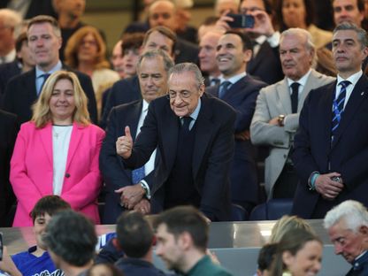 رئيس ريال مدريد فلورنتينو بيريز خلال التقاط صورة مع مشجعين قبل مباراة ضد ريال أوفييدو في "سانتياغو برنابيو" - 14 مايو 2026 - REUTERS