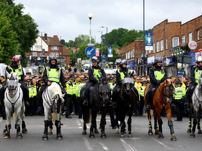 أفراد من شرطة لندن على الخيول خارج ملعب ويمبلي قبل نهائي دوري أبطال أوروبا - 1 يونيو 2024 - REUTERS