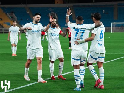 لاعبو الهلال يحتفلون بتسجيل هدف في مرمى الرائد بدوري روشن السعودي - 7 مايو 2025 - X/@Alhilal_FC