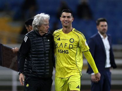 كريستيانو رونالدو لاعب النصر ومدرب الفريق جورجي جيسوس خلال مواجهة الخلود بدوري روشن السعودي - 30 يناير 2026 - Reuters