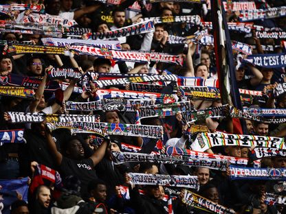 جمهور باريس سان جيرمان في مواجهة ليل على ملعب بارك دي برانس - 19 فبراير 2023 - REUTERS