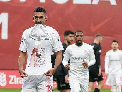 أحمد حسن كوكا لاعب نادي بينديك سبور التركي لحظة رفع قميصه تضامناً مع فلطسين خلال مواجهة إسبرطة في كأس تركيا - 5 ديسمبر 2023 - X/@HassanKouka