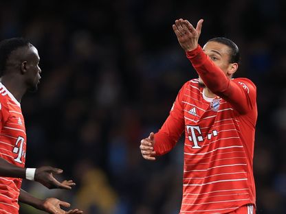 ليروي ساني يتحدث مع ساديو ماني خلال مواجهة بايرن ميونيخ ومانشستر سيتي في دوري بطال أوروبا - 11 أبريل 2023 - GETTY IMAGES
