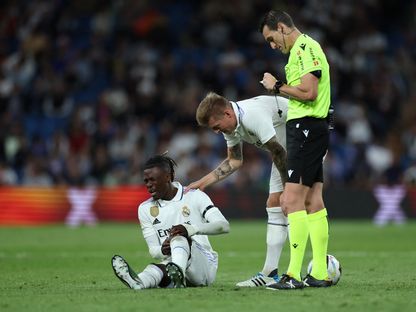 إدواردو كامافينغا لاعب ريال مدريد يتألم بسبب إصابة في الركبة خلال مواجهة خيتافي - 13 مايو 2023 - REUTERS