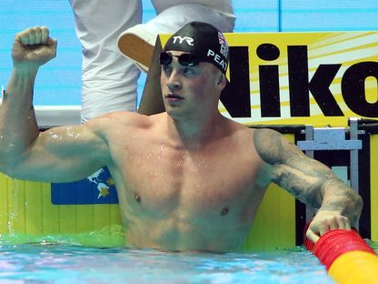 البريطاني آدم بيتي بعد نهائي سباحة الصدر 100 متر رجال، في مركز الألعاب المائية بغوانغجو، كوريا الجنوبية، 22 يوليو 2019 - REUTERS