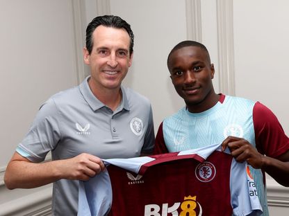 موسى ديابي مع مدرب أستون فيلا أوناي إيمري بعد التوقيع مع النادي - 22 يوليو 2023 - avfc.co.uk