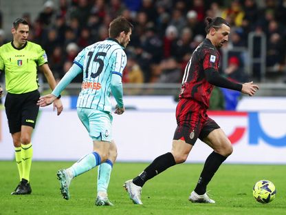 زلاتان إبراهيموفيتش يسجل عودته للملاعب بعد غياب 7 أشهر في مباراة ميلان وأتالانتا 26 فبراير 2023 - Reuters