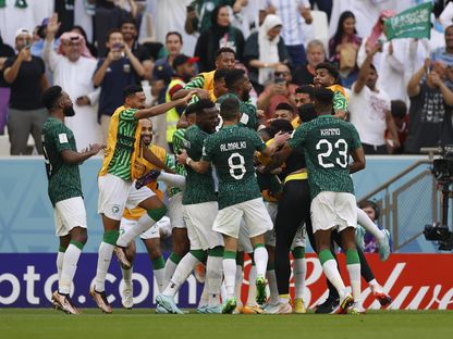 لاعبون سعوديون يهنئون سالم الدوسري بعد تسجيله هدفاً في مرمى الأرجنتين خلال مونديال 2022 - 22 نوفمبر 2022 - Yukihito Taguchi-USA TODAY Sports