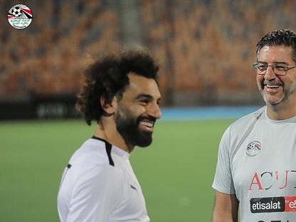 قائد منتخب مصر محمد صلاح والمدرب روي فيتوريا خلال حصة تدريبية استعداداً لمباراة جيبوتي - 15 نوفمبر 2023 - X@EFA